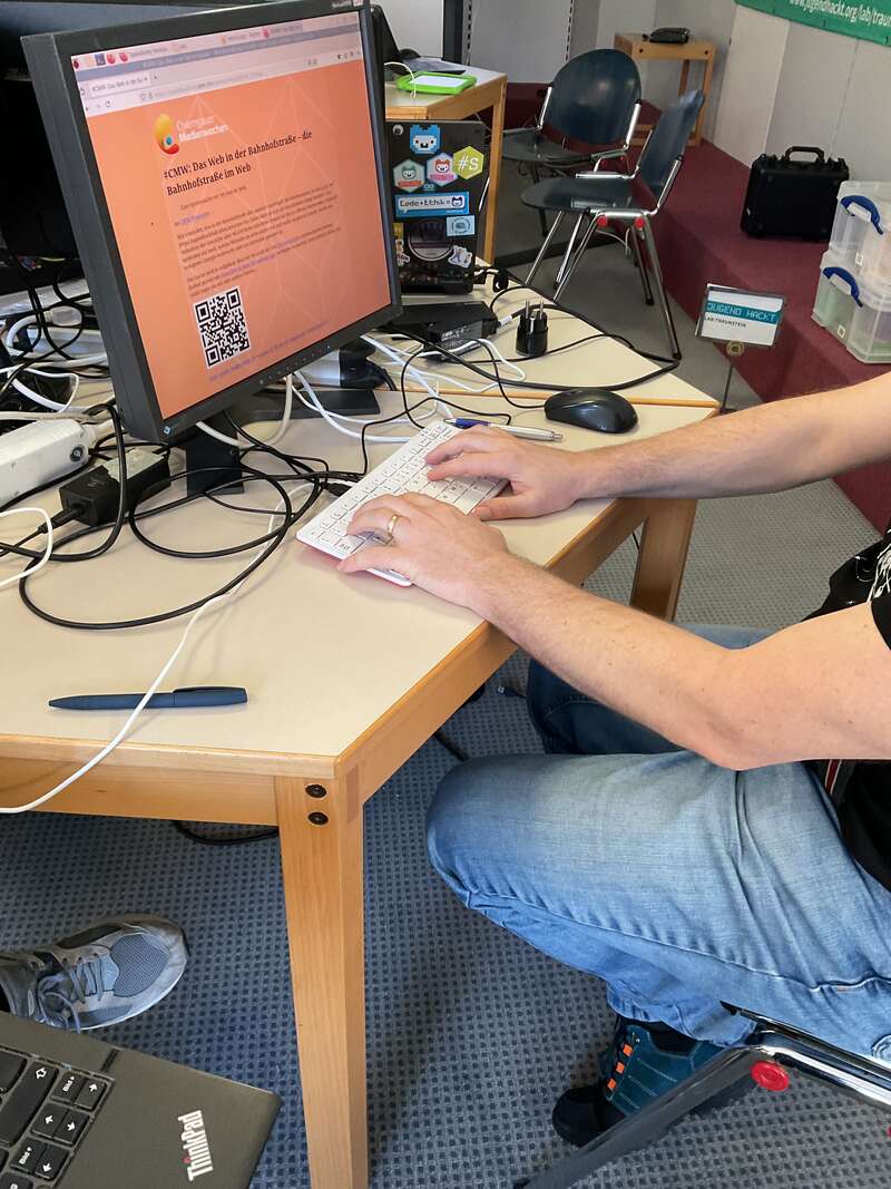 Bildschirme, Hände, Tastatur